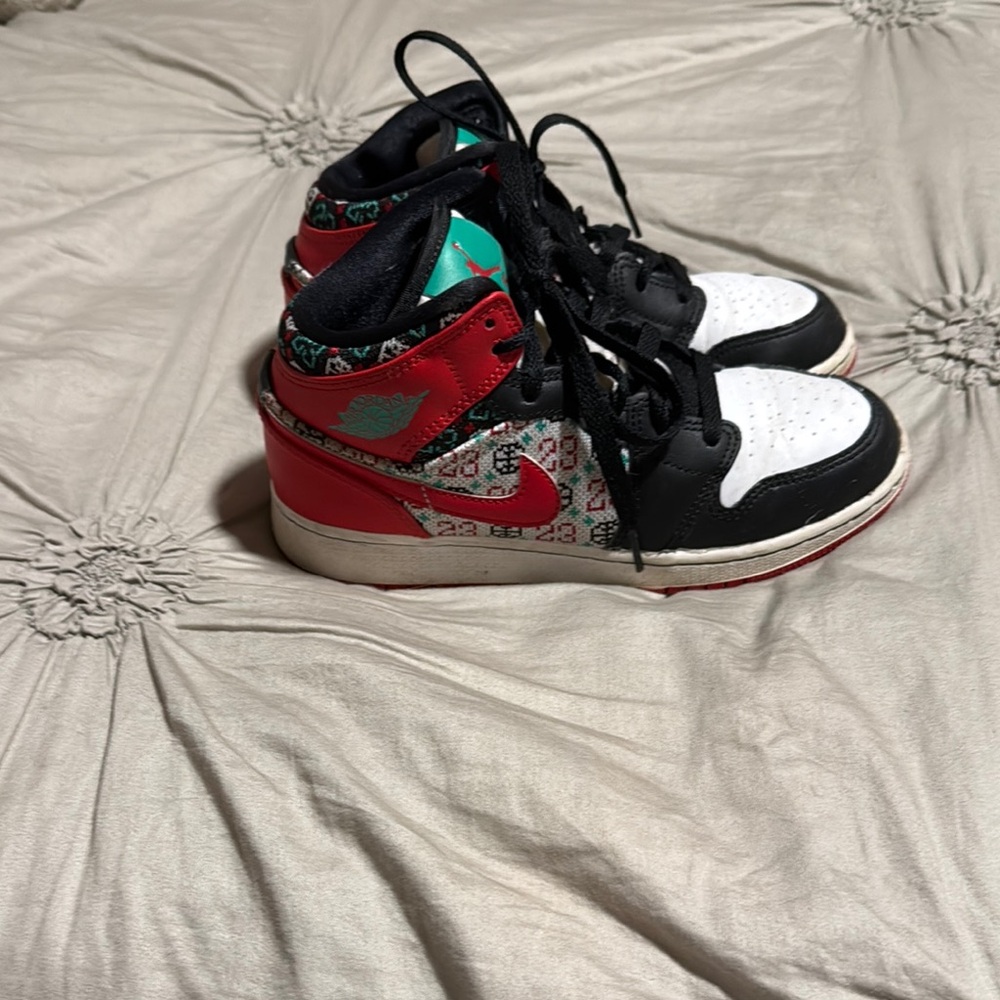 Jordan SE 1 mid Christmas edition in excellent shape. Size 4Y